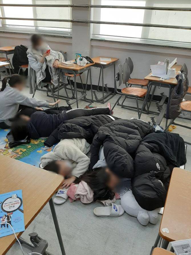 수능을 마친 고3교실.jpg
